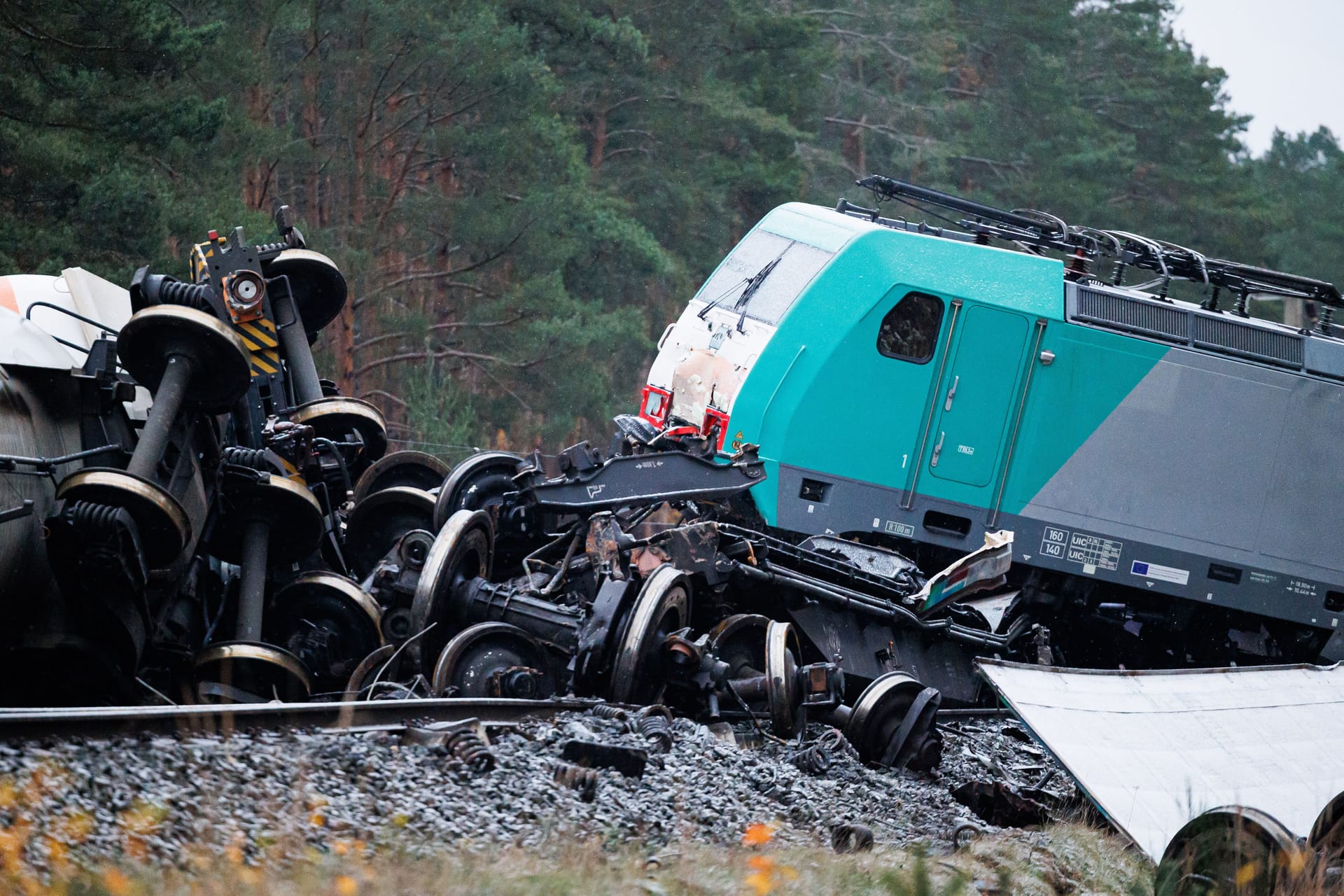 Ein entgleister Triebwagen und Radachsen liegen abseits der Schiene: Erste Ermittlungsergebnisse sollen die Ursache für das Zugunglück bei Ghfhorn erklären.