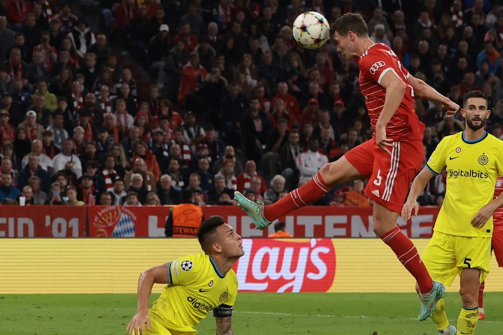 Bayerns Führung: Benjamin Pavard (r.) köpft ein, Inters Kapitän Lautaro Martinez war vorher zu Boden gegangen. (Quelle: IMAGO/Jonathan Moscrop)