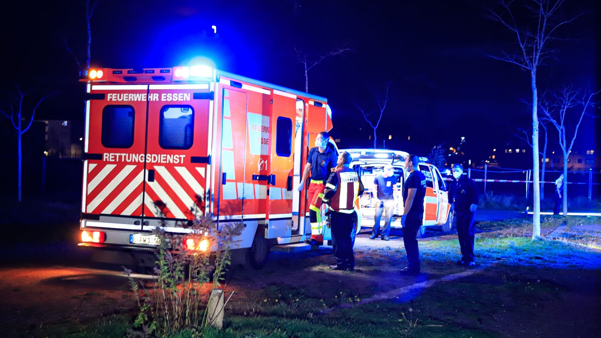 Rettungskräfte in einer Parkanlage in Essen: Eine Zeugin hatte am Montagabend nach einer Auseinandersetzung den Notruf gewählt. Rettungskräfte in einer Parkanlage in Essen: Eine Zeugin hatte am Montagabend nach einer Auseinandersetzung den Notruf gewählt.