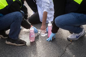 Klebe-Blockade der Scientists Rebellion in München: Die zahlreichen Klima-Aktionen sollen auf die klimapolitischen Missstände aufmerksam machen.