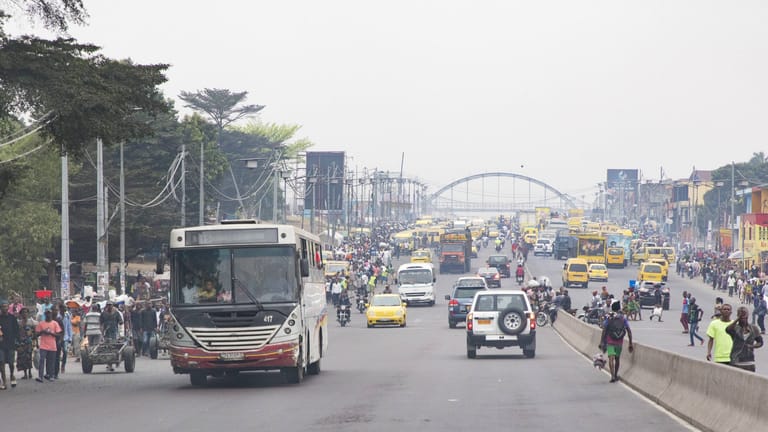 Straßenverkehr in Kinshasa, Hauptstadt der Demokratischen Republik Kongo: Viele Wagen, die auf Afrikas Straßen unterwegs sind, stammen aus Europe.