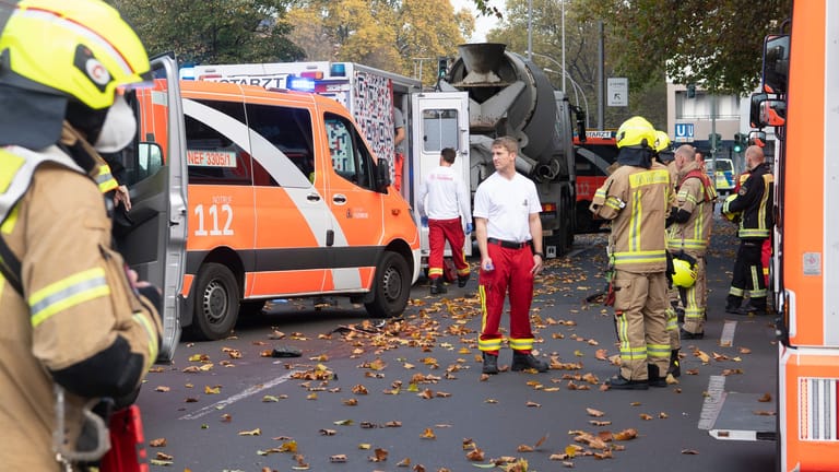 Einsatzfahrzeuge von Polizei und Feuerwehr stehen an der Bundesallee in Berlin-Wilmersdorf: Ein Rettungswagen kam wegen mehrere Minuten zu spät.