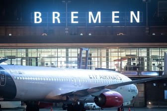 Ein Flugzeug steht nachts auf dem Rollfeld vom Flughafen Bremen (Archivfoto): Aus Sicht von Piloten gilt der Airport als besonders sicher.