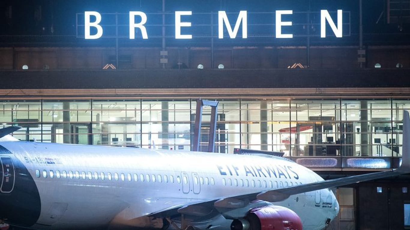 Ein Flugzeug steht nachts auf dem Rollfeld vom Flughafen Bremen (Archivfoto): Aus Sicht von Piloten gilt der Airport als besonders sicher.