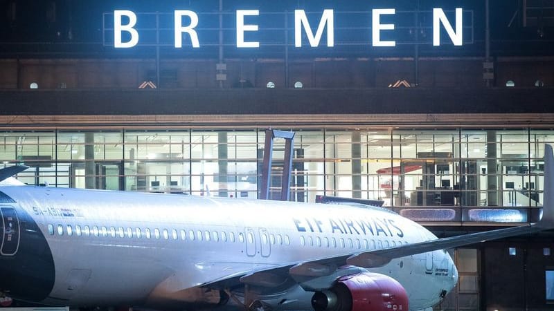 Ein Flugzeug steht nachts auf dem Rollfeld vom Flughafen Bremen (Archivfoto): Aus Sicht von Piloten gilt der Airport als besonders sicher.