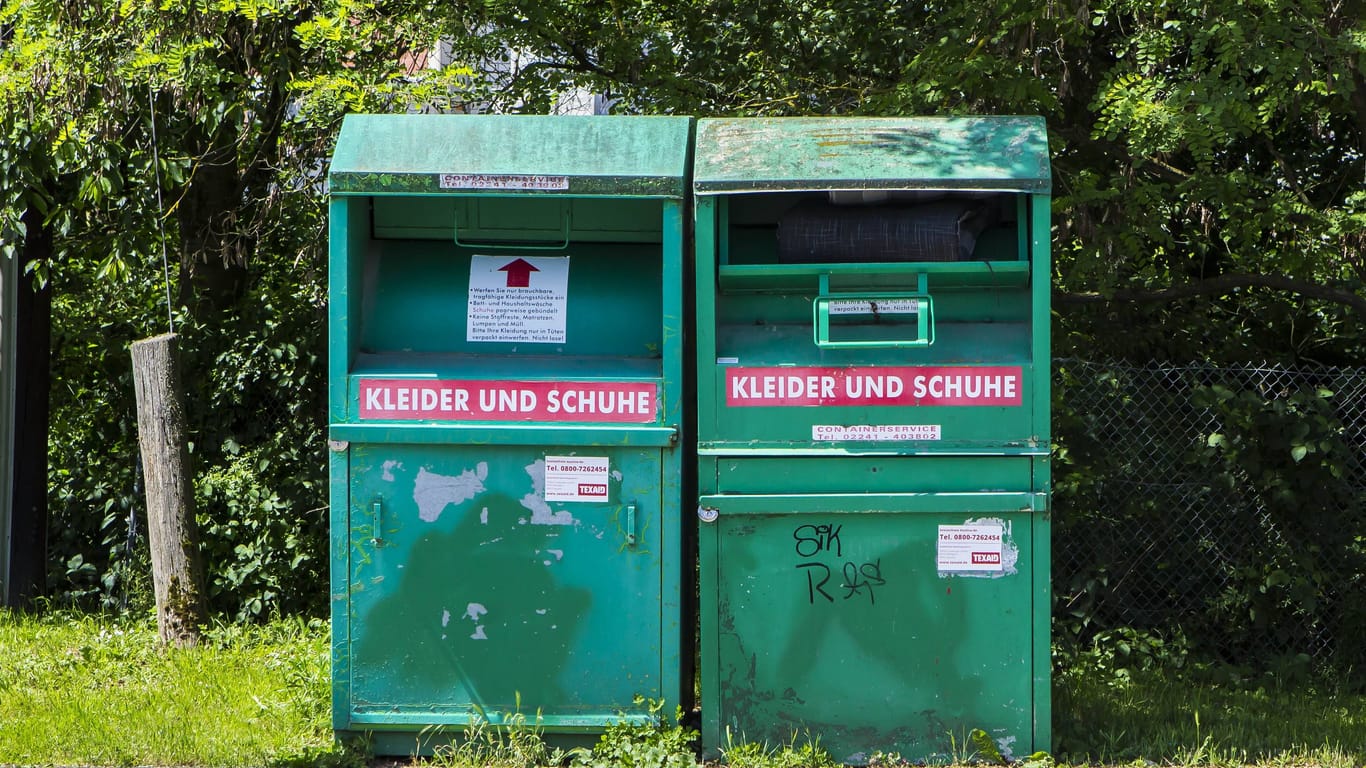 Altkleidercontainer in NRW (Symbolbild): In einem solchen kam offenbar ein Mann zu Tode.