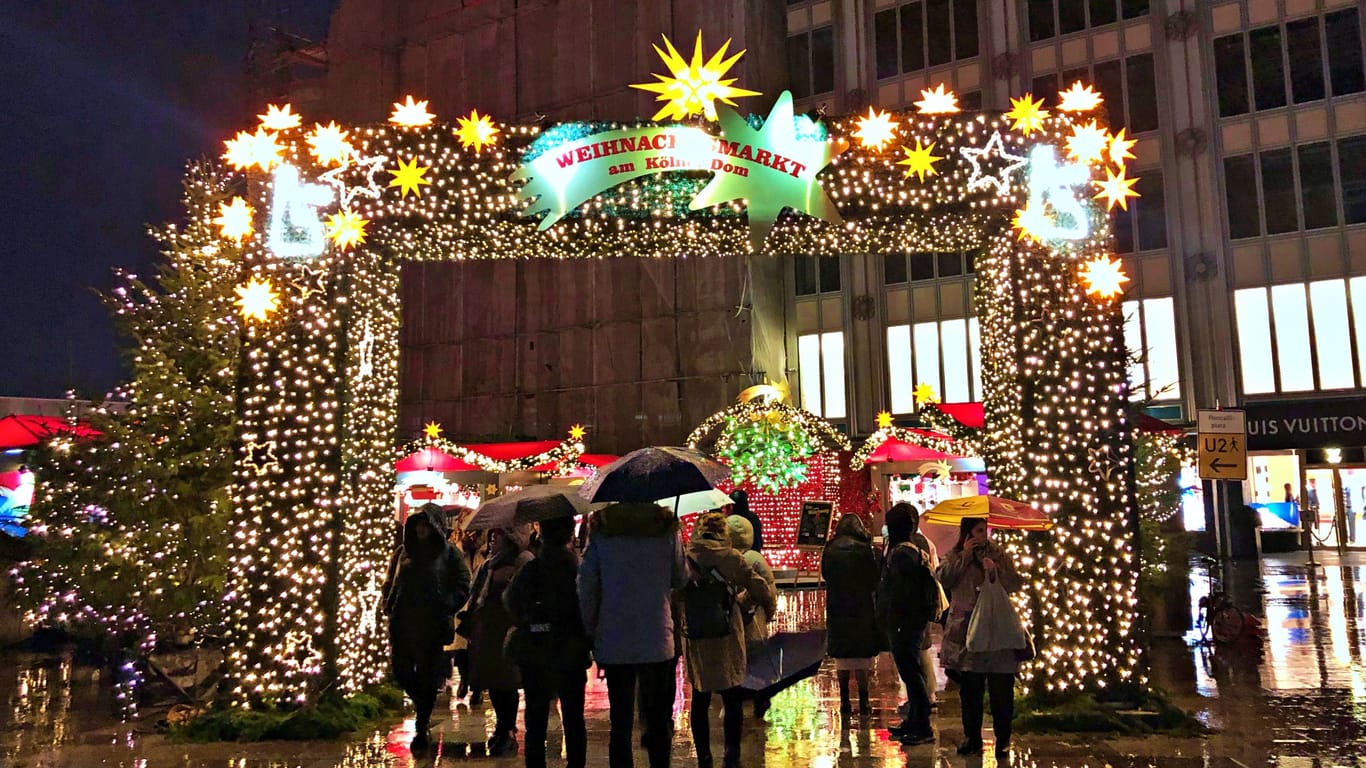 Der Eingang zum "Markt der Herzen": Die Kölner freuen sich trotz aller Widrigkeiten auf den Weihnachtsmarkt-Besuch.