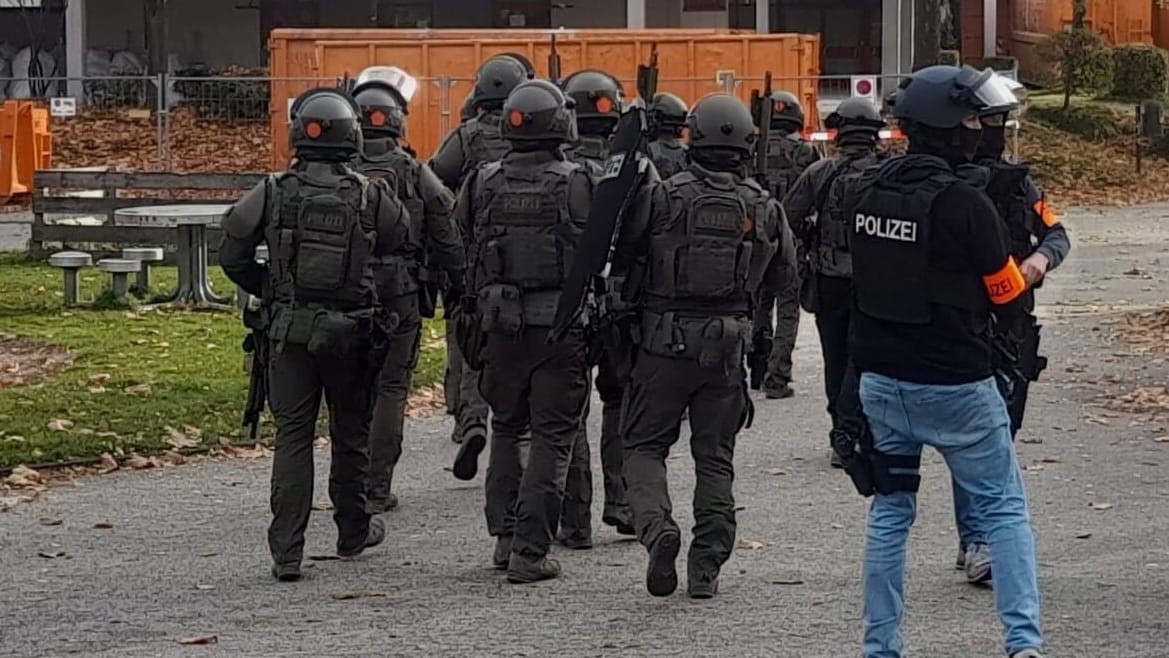 Spezialkräfte auf dem Weg in die Schule: Die Beamten nehmen die Lage sehr ernst.