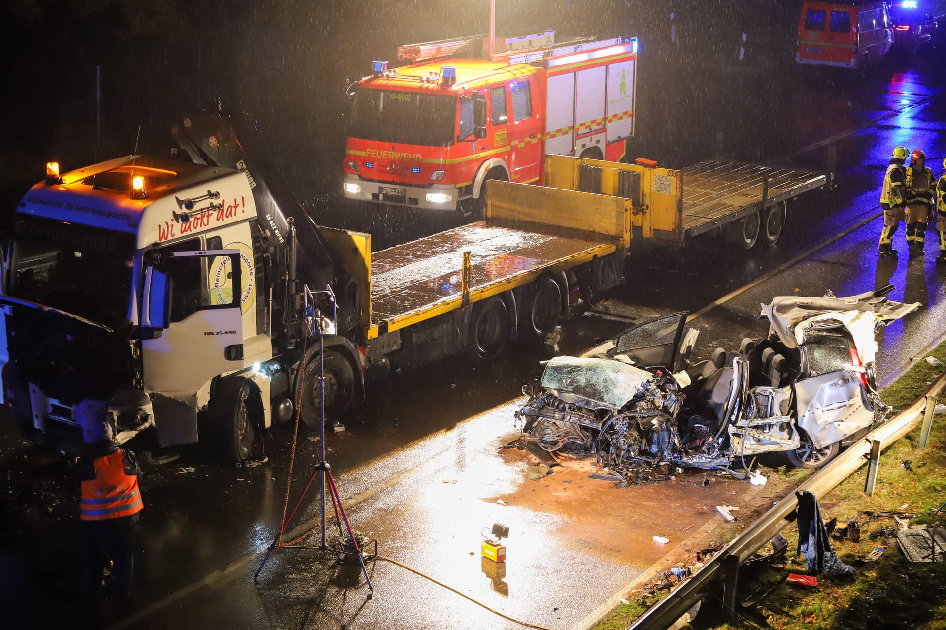 Unfallstelle bei Pinneberg: Ein Mann verstarb noch am Unfallort.