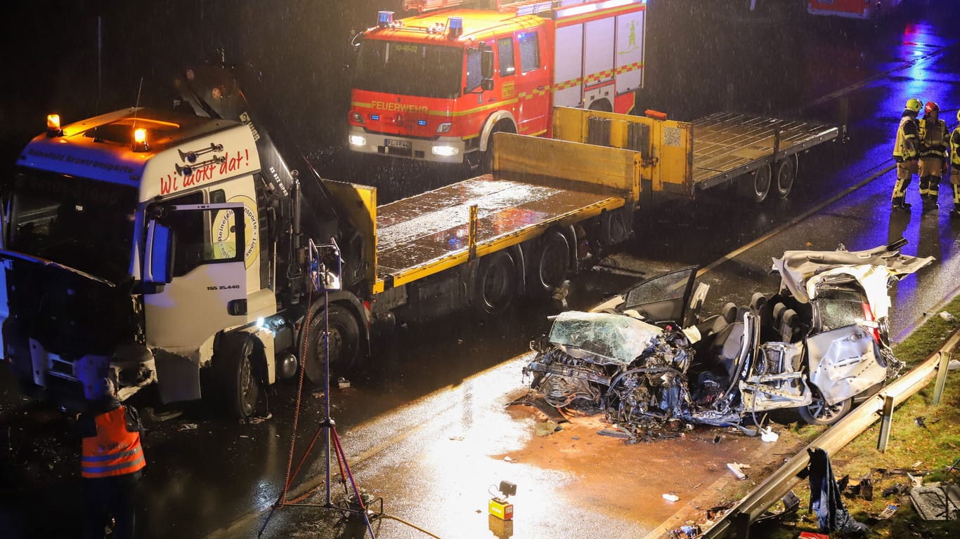 Unfallstelle bei Pinneberg: Ein Mann verstarb noch am Unfallort.