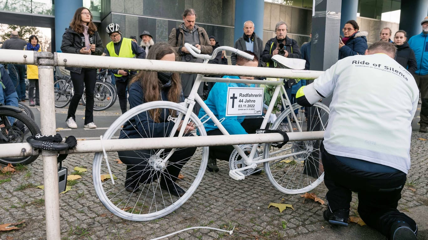 Ein Geisterrad zur Erinnerung an die tödlich verunglückte Fahrradfahrerin in Berlin: Sie wurde von einem Betonmischer überrollt, ein Klimaprotest blockierte ein Rettungsfahrzeug.