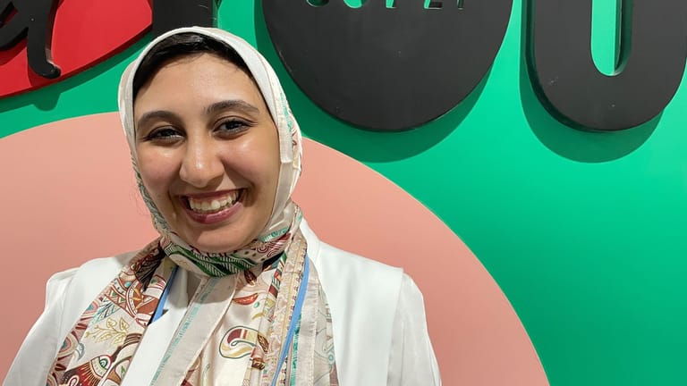 Gelan Mahmoud Zakhera: Die 25-Jährige nimmt für die Internationale Vereinigung der Pharmaziestudierenden an der Klimakonferenz teil.
