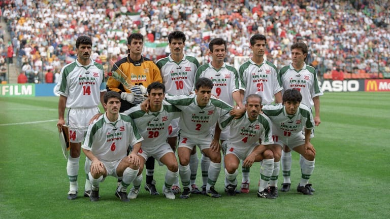 Die historische Mannschaft Irans von der WM 1998 mit Ali Daei (Nummer 10) und Mehdi Mahdavikia (Nummer 2).