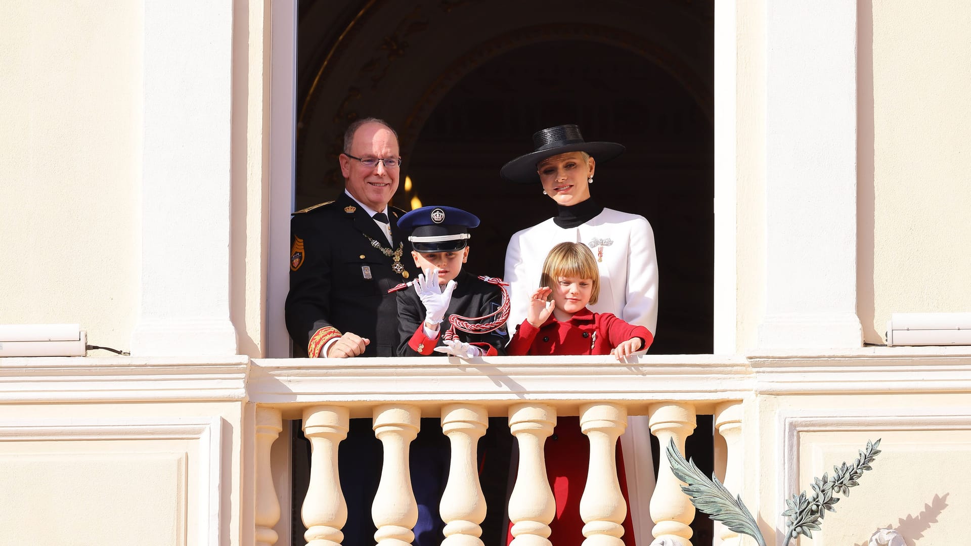 Fürst Albert II. und Fürstin Charlène mit ihren Kindern Gabriella und Jacques.