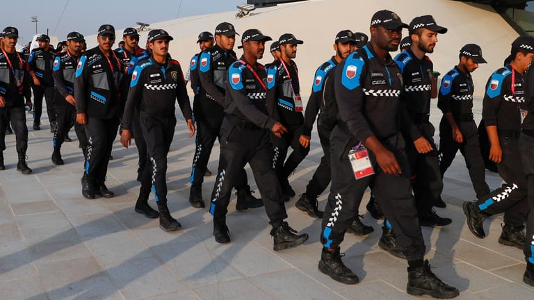 Katarische Polizisten vor dem Al-Bayt-Stadion: Die Arena in al-Chaur wurde extra für die WM gebaut.