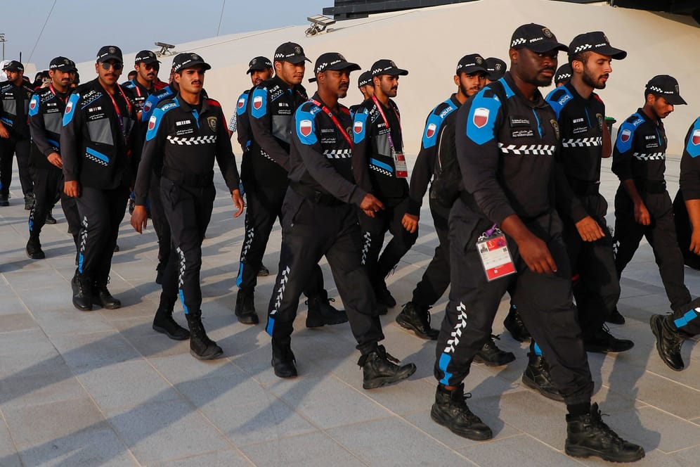 Katarische Polizisten vor dem Al-Bayt-Stadion: Die Arena in al-Chaur wurde extra für die WM gebaut.