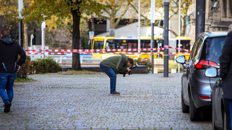 Ermittler am Tatort: Wann und wie geschossen wurde ist noch unklar.