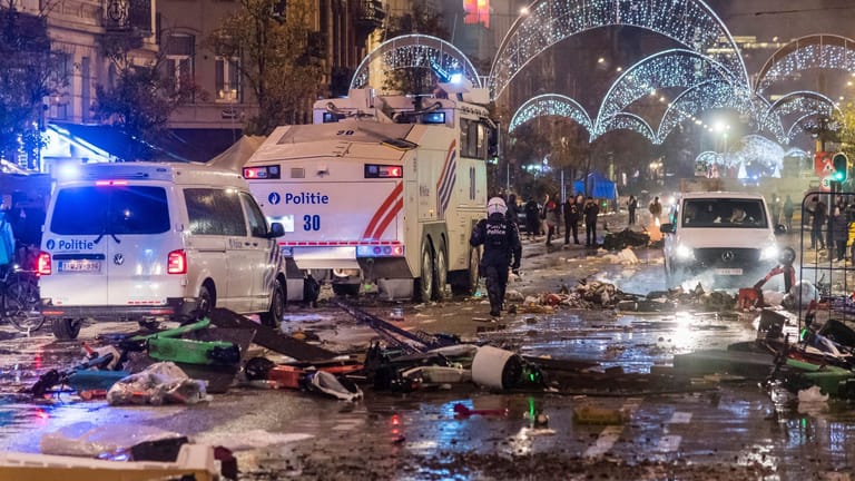 Zerstörung in Brüssel: Fans haben laut Polizeiangaben Pyrotechnik, Wurfgeschosse und Stöcke eingesetzt.