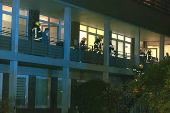 Einsatzkräfte im Evangelischen Krankenhaus in Gelsenkirchen: In der Nacht brannte ein Zimmer.