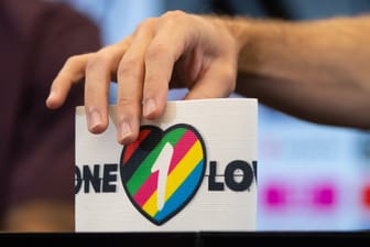September 2022: Nationalspieler Jonas Hofmann zeigt die spezielle Kapitänsbinde mit der Aufschrift "One Love" als Zeichen gegen Diskriminierung und für Vielfalt.