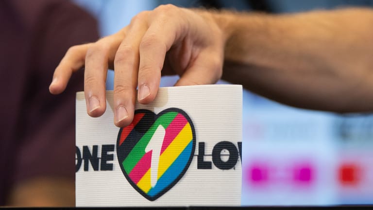 September 2022: Nationalspieler Jonas Hofmann zeigt die spezielle Kapitänsbinde mit der Aufschrift "One Love" als Zeichen gegen Diskriminierung und für Vielfalt.