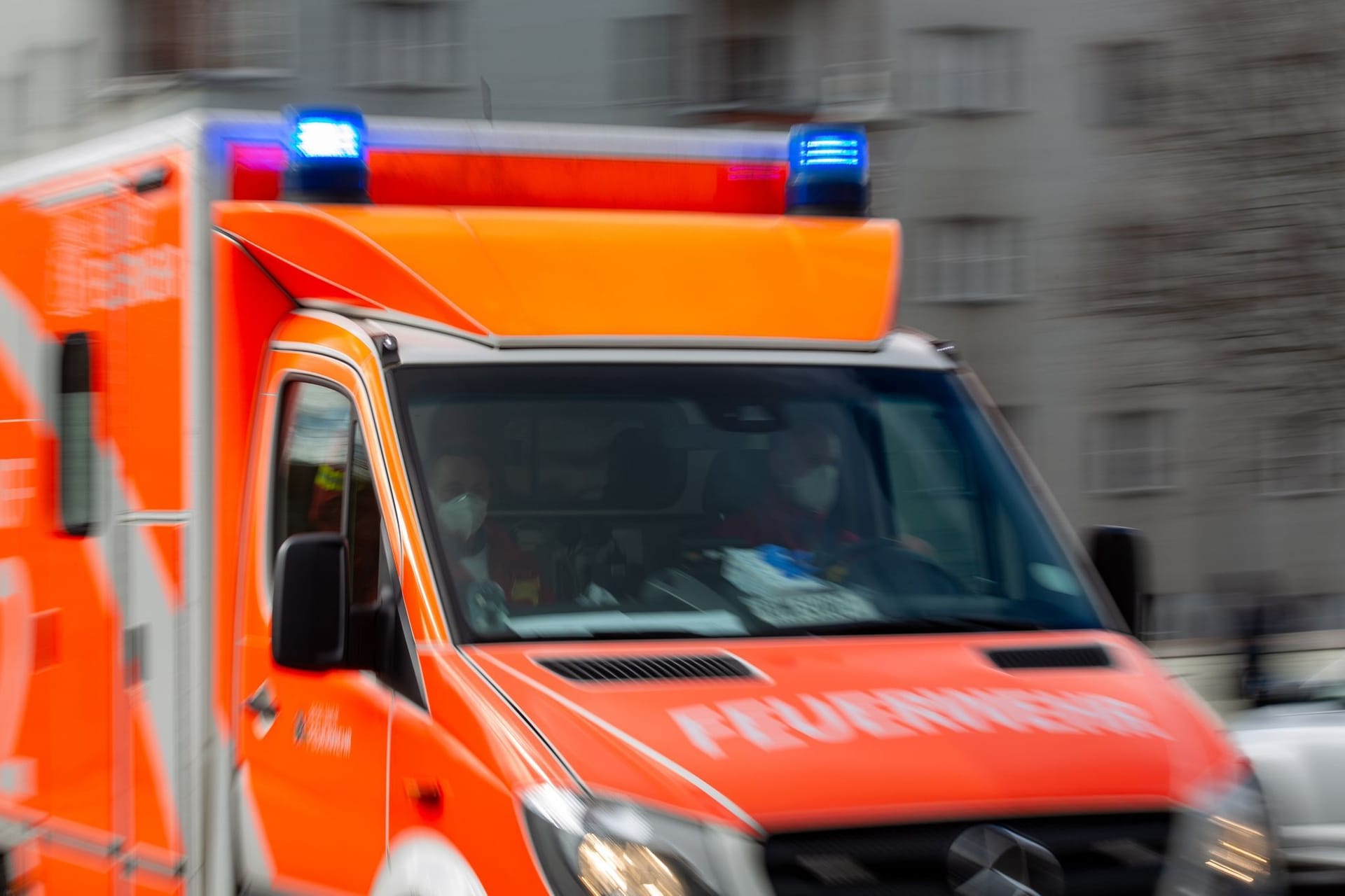 Ein Rettungswagen ist mit Blaulicht im Einsatz