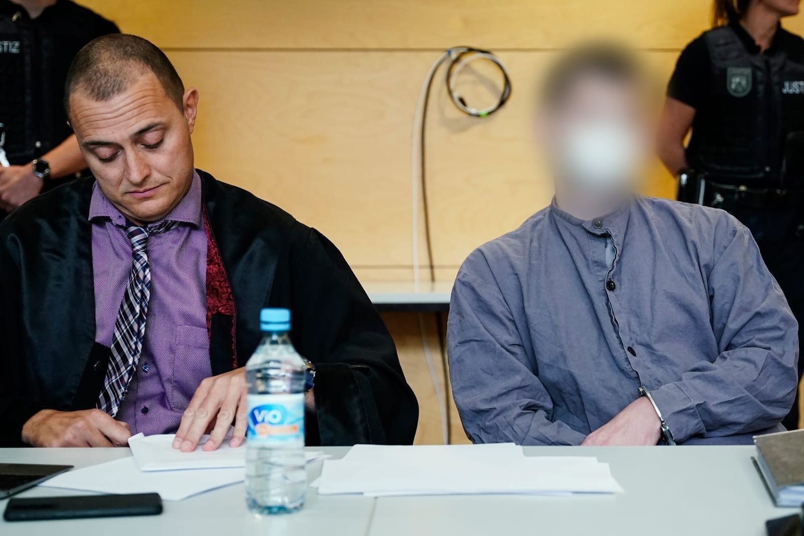 Der Hauptangeklagte (r) sitzt neben seinem Anwalt Leonhard Kaiser im Verhandlungssaal des Landgerichts Kaiserslautern: Das Urteil ist gefallen.