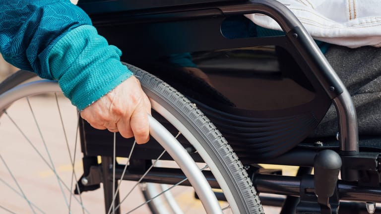 Ein Rollstuhl (Archivbild): Eine Frau ist in Leegebruch schwer verletzt worden.