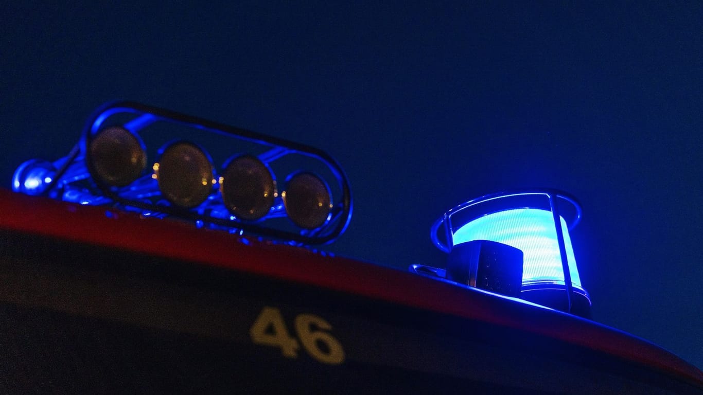 Ein Blaulicht auf einem Feuerwehrfahrzeug (Symbolbild): Ein Kellerbrand hat ein Haus in Tegel unbewohnbar gemacht.