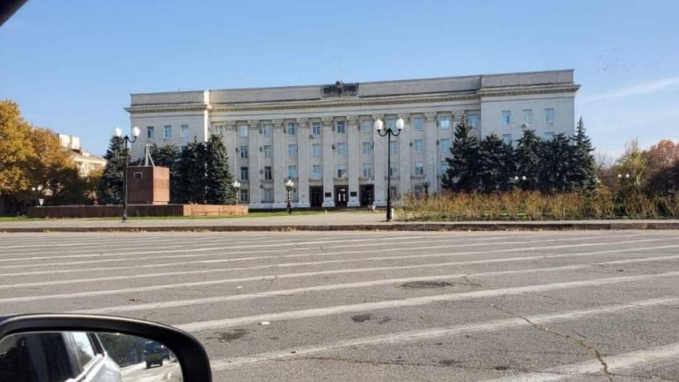 Das Gebäude der Regionalverwaltung von Cherson am Donnerstag: Zum ersten Mal seit acht Monaten fehlte am Donnerstag die russische Flagge.