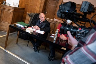 Amtsgericht Tiergarten: Das Medieninteresse an dem Prozess war groß – nicht zuletzt, weil Gregor Gysi den Angeklagten verteidigte.