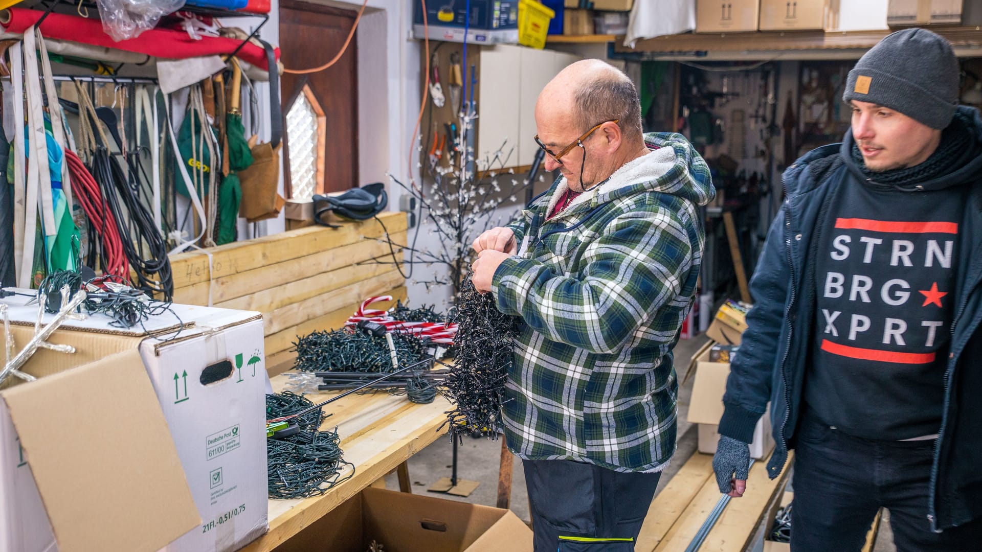 Heiko Papenfuß und Sohn Mario in der Garage: In den Tagen vor dem ersten Advent gab es einiges zu tun.