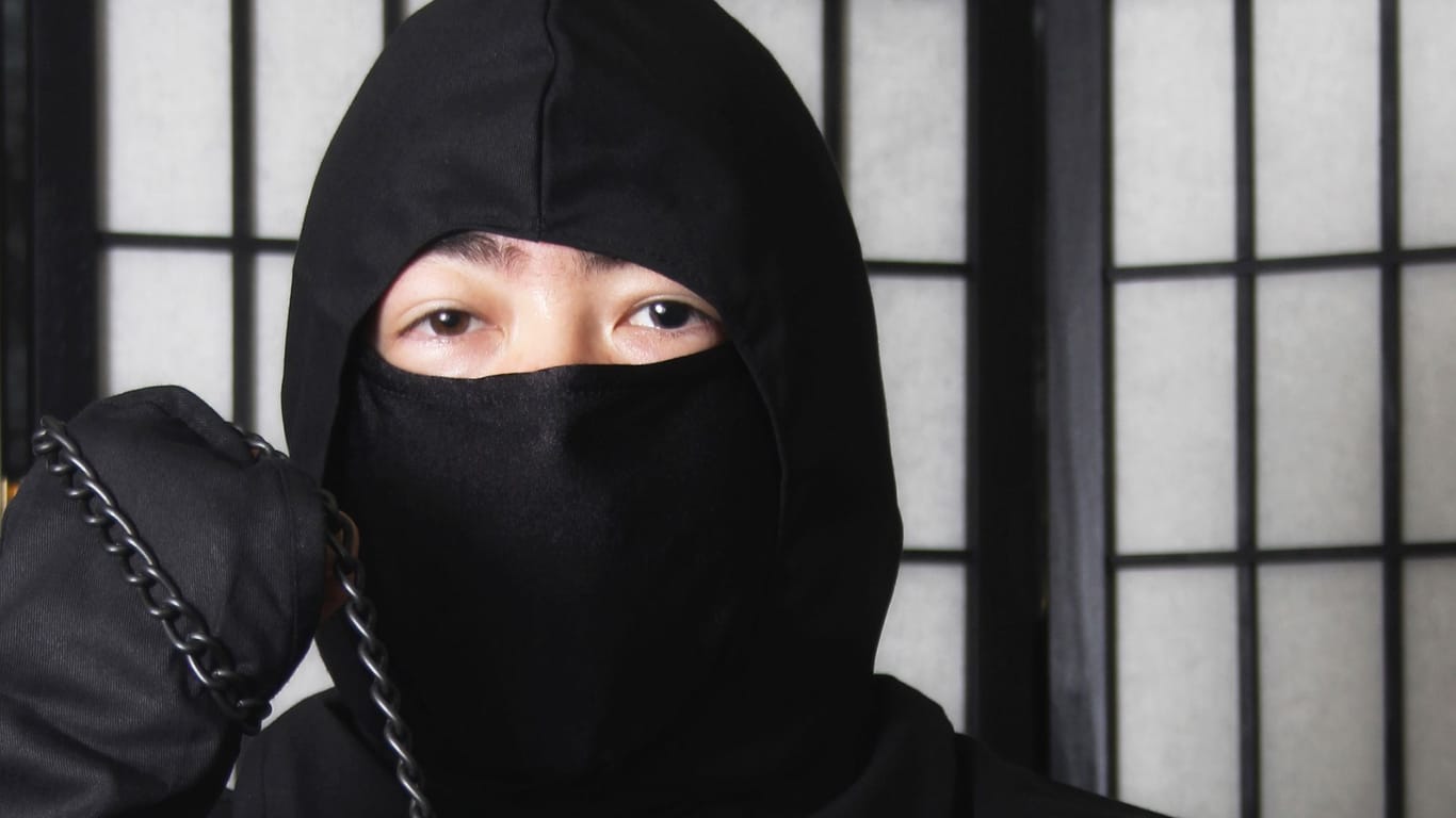 Mann im Ninja-Kostüm (Symbolfoto): Mit ähnlicher Verkleidung wurde ein Mann in Niedersachsen festgenommen.