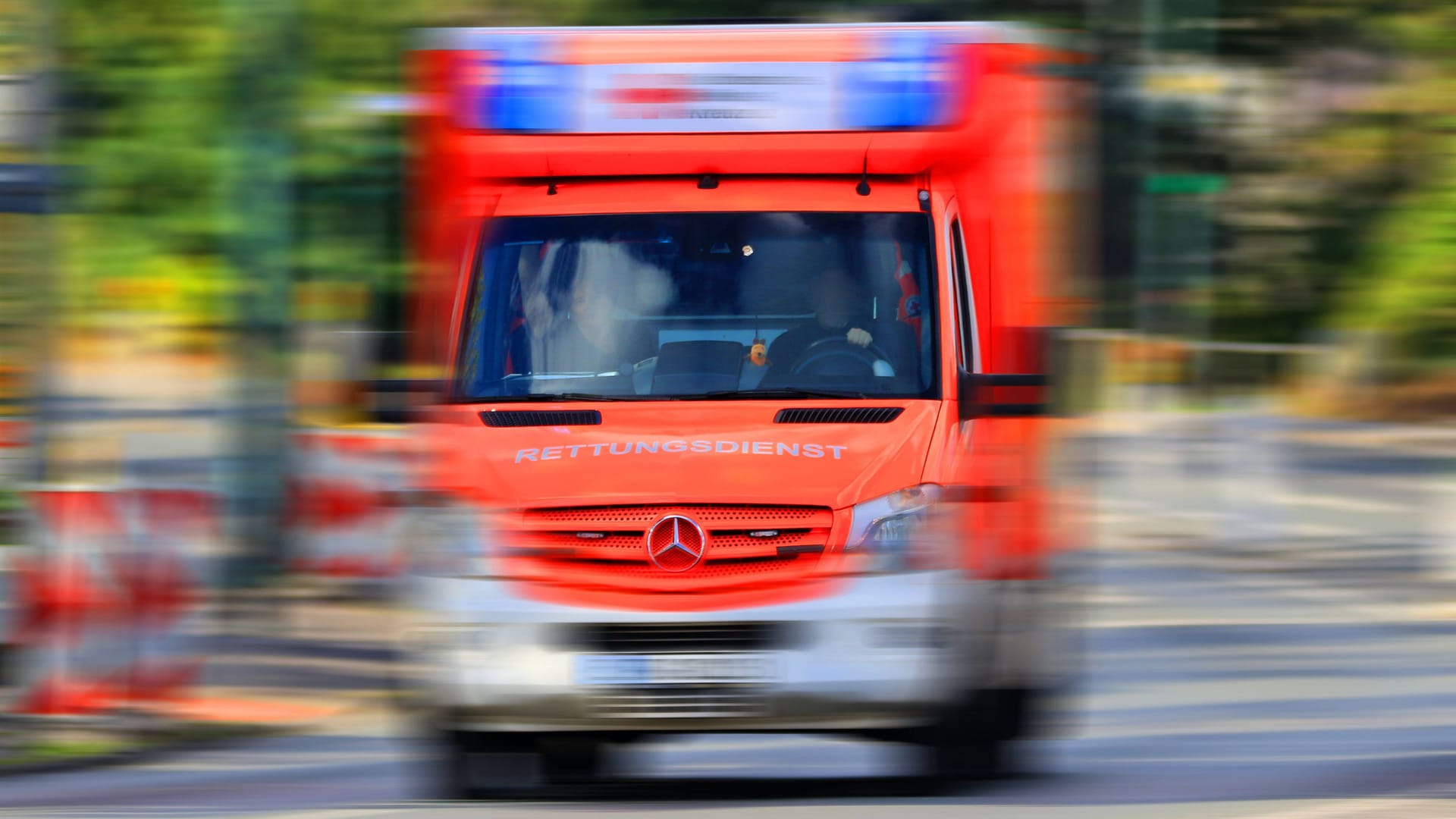Rettungsdienst bei einer Einsatzfahrt (Symbolfoto): Rettungskräfte konnten nur noch den Tod der Frau feststellen. Rettungsdienst bei einer Einsatzfahrt (Symbolfoto): Rettungskräfte konnten nur noch den Tod der Frau feststellen.
