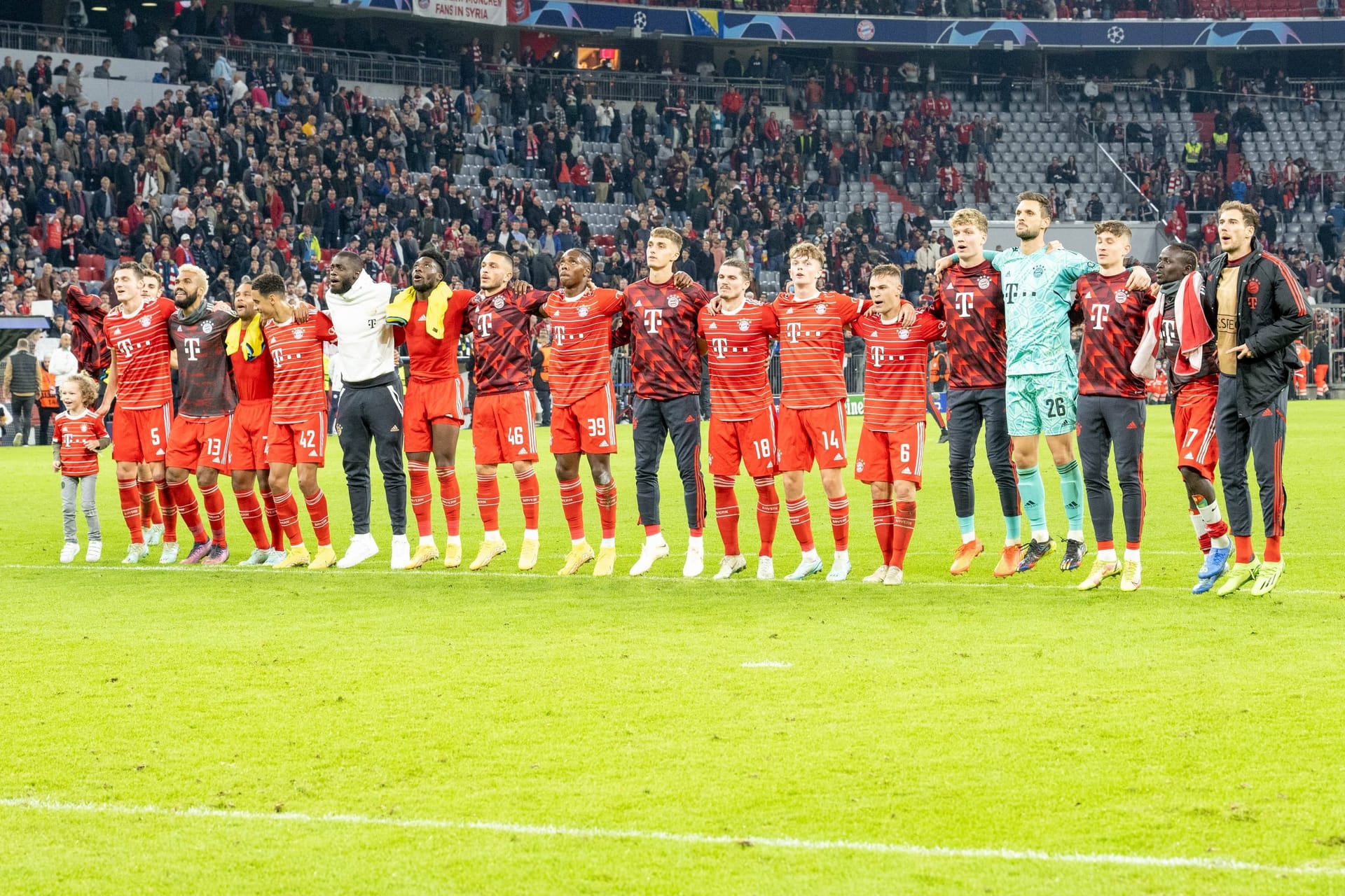 Im letzten Champions-League-Gruppenspiel feiert der FC Bayern gegen Inter Mailand einen souveränen 2:0-Erfolg. In einer stark veränderten Startelf durften auch die jungen wilden Spielminuten sammeln, konnten aber nur bedingt überzeugen. Dafür glänzte erneut ein Altstar. Die Spieler des FC Bayern in der Einzelkritik.
