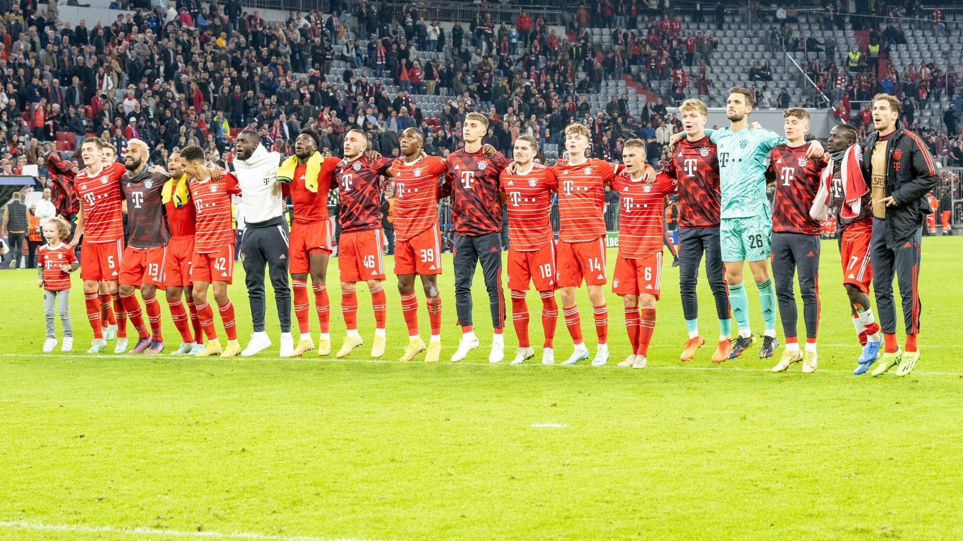 Im letzten Champions-League-Gruppenspiel feiert der FC Bayern gegen Inter Mailand einen souveränen 2:0-Erfolg. In einer stark veränderten Startelf durften auch die jungen wilden Spielminuten sammeln, konnten aber nur bedingt überzeugen. Dafür glänzte erneut ein Altstar. Die Spieler des FC Bayern in der Einzelkritik.