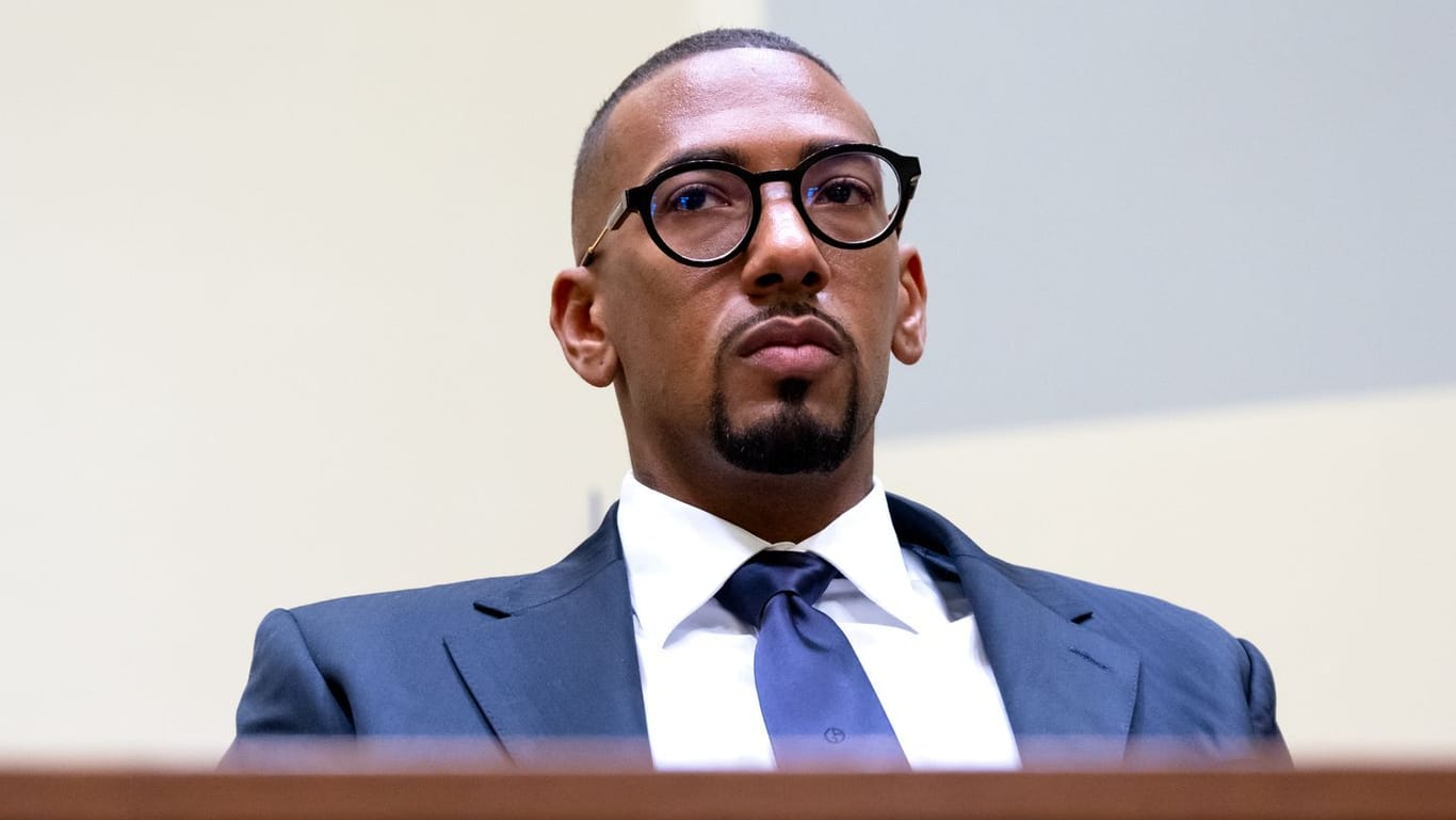 Der Fußball-Profi und ehemalige Nationalspieler Jerome Boateng vor Gericht: Die Staatsanwaltschaft wirft ihm vor, "schmutzige Wäsche waschen" zu wollen.