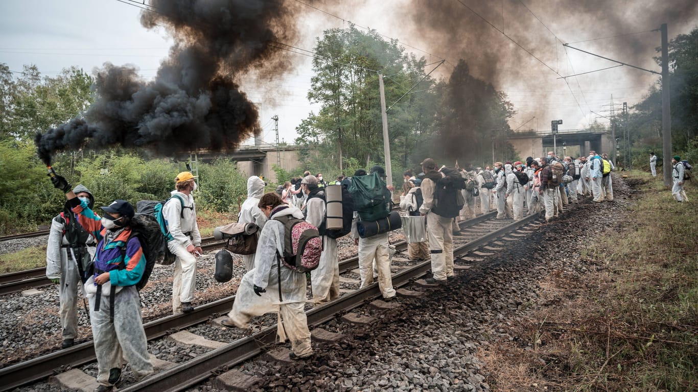 Blockade der Kohle-Infrastruktur (Archivbild): "Ende Gelände"-Aktivisten auf den Schienen der Kohlebahn im Rheinland.