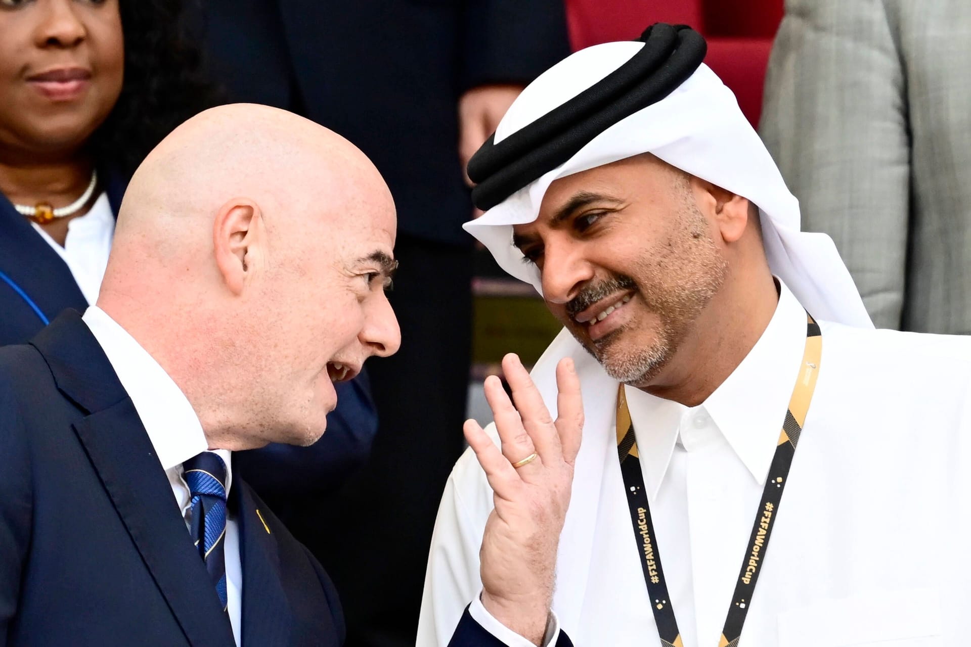 Fifa-Präsident Gianni Infantino mit Katars Premierminister Sheikh Khalid bin Khalifa: Die Kritik an der WM reißt nicht ab.