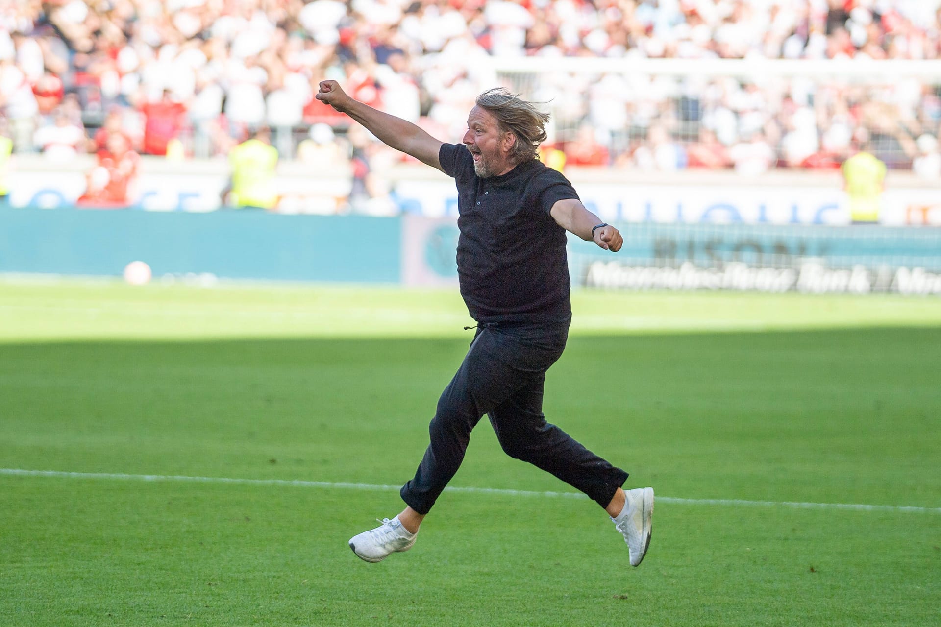 Sven Mislintat jubelt nach dem Klassenerhalt gegen den 1. FC Köln: Szenen wie diese vom 15. Mai 2022 werden den Fans vom ehemaligen Sportdirektor des VfB Stuttgart in Erinnerung bleiben.