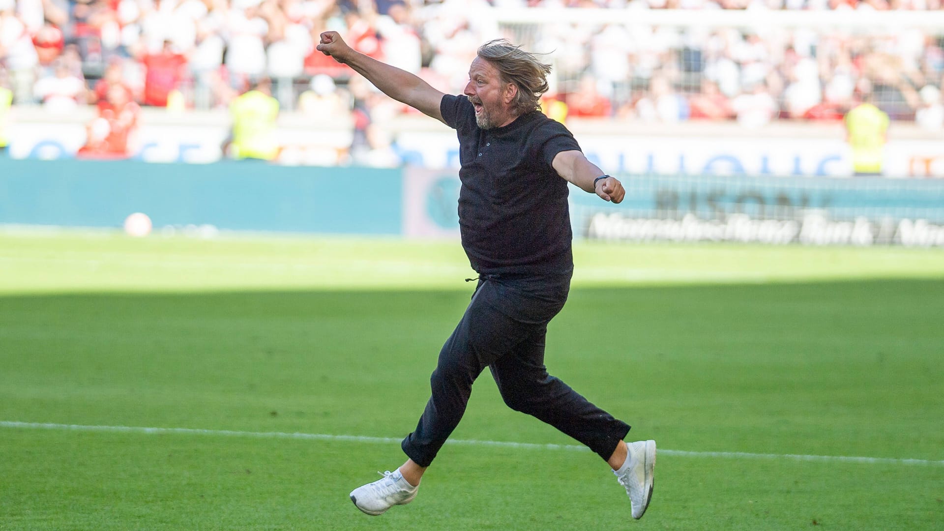 Sven Mislintat jubelt nach dem Klassenerhalt gegen den 1. FC Köln: Szenen wie diese vom 15. Mai 2022 werden den Fans vom ehemaligen Sportdirektor des VfB Stuttgart in Erinnerung bleiben.