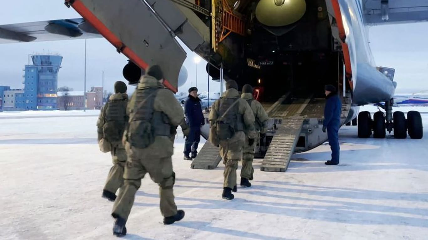 Russische Luftlandetruppen besteigen ein Flugzeug. (Archivbild)