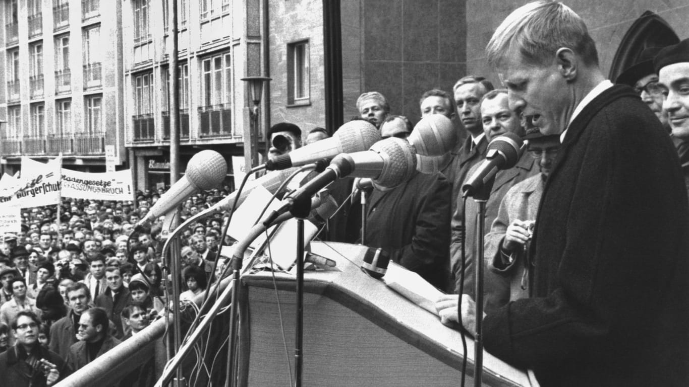 Frankfurt am Main im Jahr 1966: Hans Magnus Enzensberger hält vor den etwa 15.000 Teilnehmern des Kongresses "Notstand der Demokratie" eine Rede.