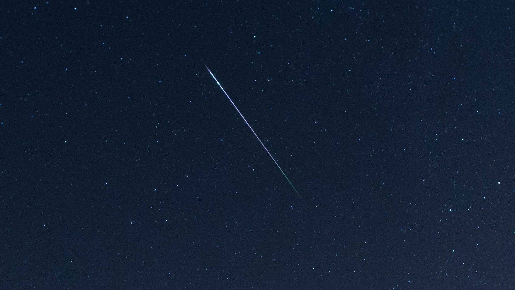 Sternschnuppen und Planeten (Symbolbild): Im Dezember erscheinen am Firmament gleich mehrere Himmelsereignisse.