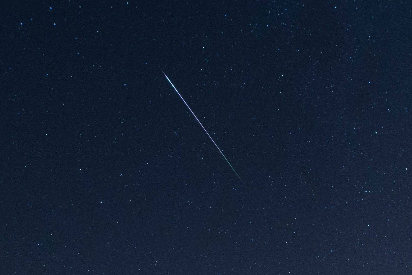 Sternschnuppen und Planeten (Symbolbild): Im Dezember erscheinen am Firmament gleich mehrere Himmelsereignisse.