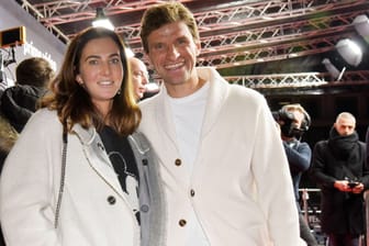 Thomas Müller mit Ehefrau Lisa: Das Paar ist offenbar nicht gemeinsam in Katar.