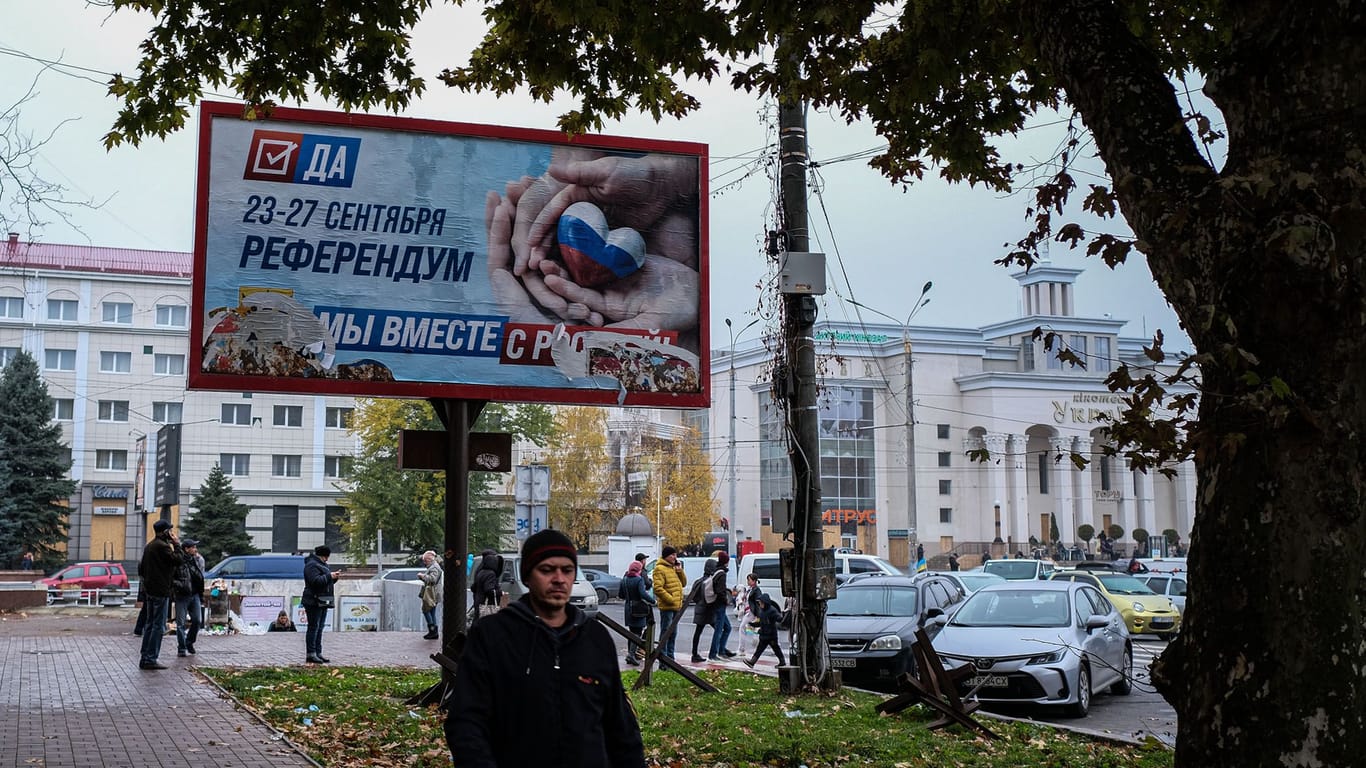 "Russland für immer": Ein Plakat wirbt für das Scheinreferendum in Cherson Ende September.