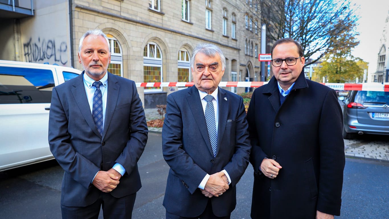 Der Leitende Polizeidirektor Detlef Köbbel (links), Innenminister Herbert Reul (Mitte) und Essens Oberbürgermeister Thomas Kufen am Tatort.