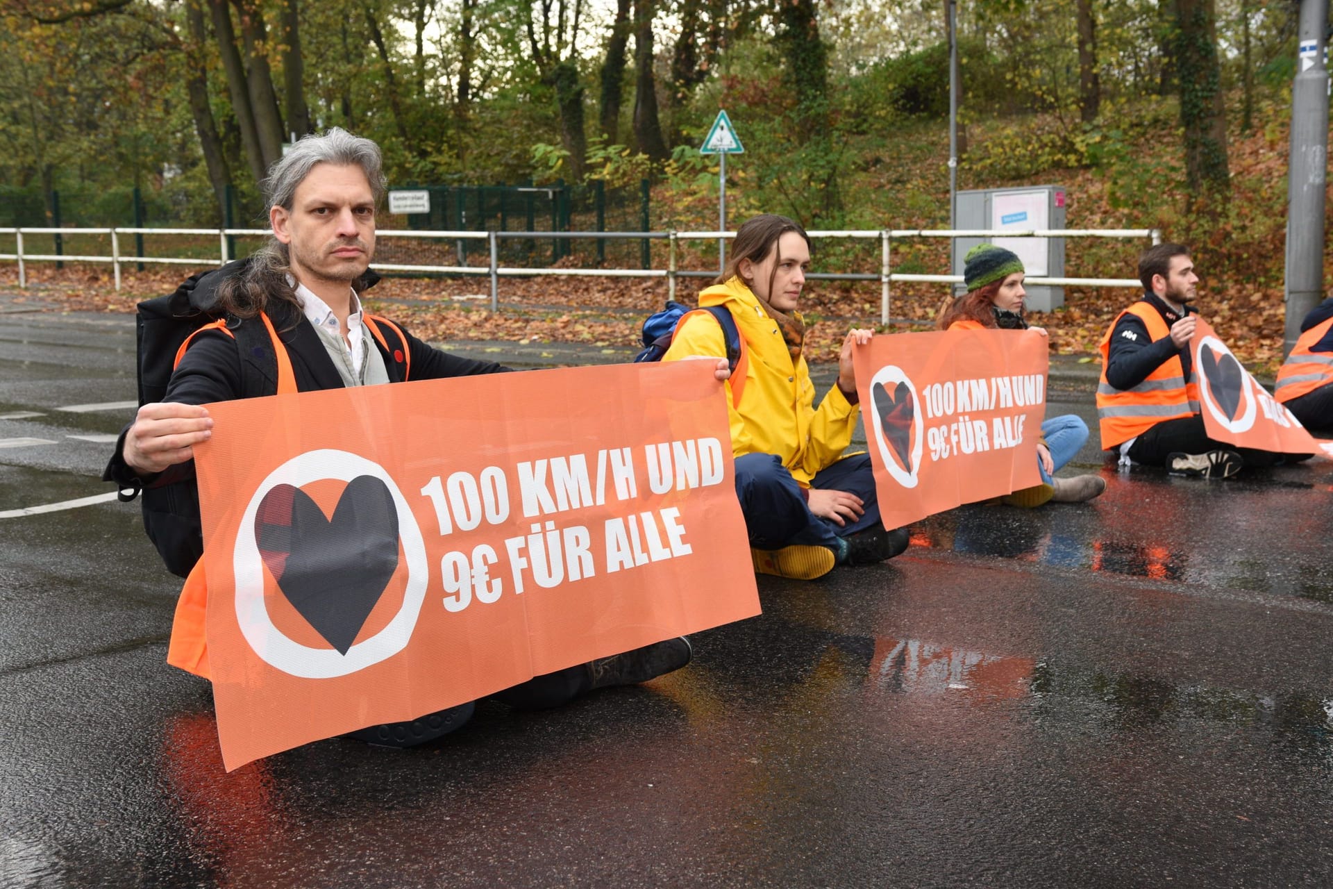 Aktivisten der "letzten Generation" blockieren eine Straße in Berlin (Archivbild):