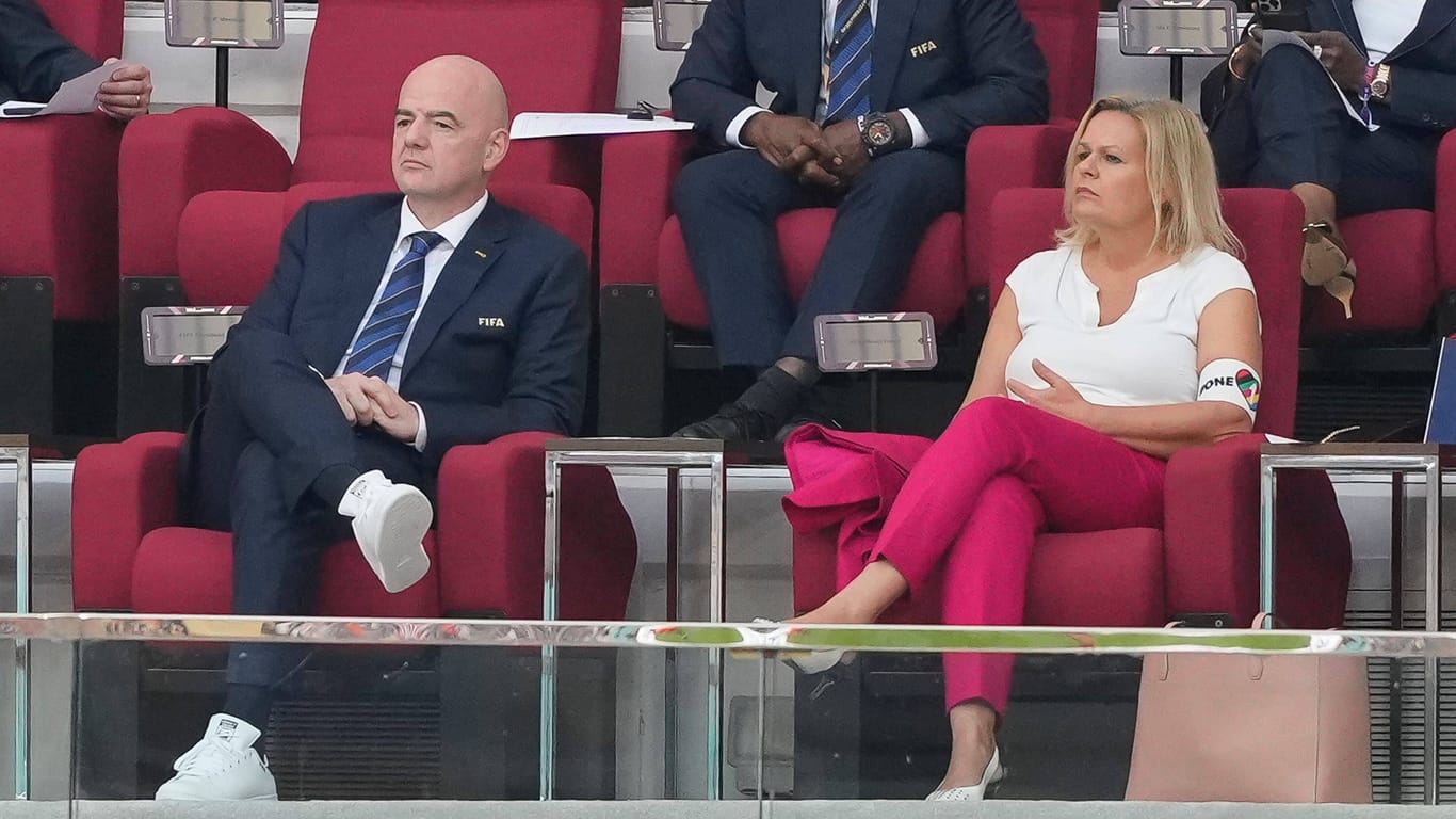 Gianni Infantino und Nancy Faeser: Die deutsche Innenministerin saß mit der "One Love"-Binde zeitweise direkt neben Infantino.